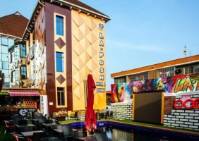 La Posh Hotel And Lounge Coker